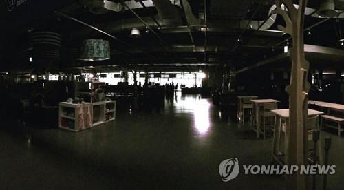 (사진=연합뉴스) 서울과 인천(강화·옹진 제외)을 비롯해 경기도 일부 등 모두 12개 시군에 호우경보가 발효된 23일 오전 경기도 광명시 대형 가구 전문점인 이케아 매장이 낙뢰로 인한 정전으로 캄캄하다. 이날 정전은 대부분 낙뢰에 의한 순간정전으로 파악됐다.
