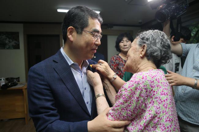 지난 22일 광주 나눔의 집을 방문한 양기대 광명시장에게 이옥선 할머니가 노란 나비 배지를 달아주고있다.
지난 22일 광주 나눔의 집을 방문한 양기대 광명시장에게 이옥선 할머니가 노란 나비 배지를 달아주고있다.