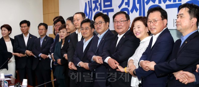더불어민주당 우원식 원내대표(오른쪽 다섯번째)와 김동연 경제부총리 겸 기획재정부 장관(오른쪽 여섯번째) 등 더불어민주당 의원과 경제장관들이 24일 오전 서울 여의도 국회 의원회관에서 열린 새정부 경제정책방향 당정협의에 참석해 손을 맞잡고 있다. 박해묵 기자/mook@heraldcorp.com