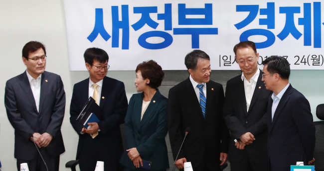<YONHAP PHOTO-1167> 경제 당정 참석한 주무 장관들 (서울=연합뉴스) 홍해인 기자 = 24일 오전 서울 여의도 국회 의원회관에서 열린 새정부 경제정책방향 당정협의회에서 경제 주무 장관들이 논의하고 있다. 왼쪽부터 최종구 금융위원장, 김상조 공정거래위원장, 김현미 국토교통부 장관, 박능후 보건복지부 장관, 백운규 산업통상자원부 장관, 김동연 경제부총리 겸 기획재정부 장관. 2017.7.24 hihong@yna.co.kr/2017-07-24 09:00:10/ <저작권자 ⓒ 1980-2017 ㈜연합뉴스. 무단 전재 재배포 금지.>
<YONHAP PHOTO-1167> 경제 당정 참석한 주무 장관들 (서울=연합뉴스) 홍해인 기자 = 24일 오전 서울 여의도 국회 의원회관에서 열린 새정부 경제정책방향 당정협의회에서 경제 주무 장관들이 논의하고 있다. 왼쪽부터 최종구 금융위원장, 김상조 공정거래위원장, 김현미 국토교통부 장관, 박능후 보건복지부 장관, 백운규 산업통상자원부 장관, 김동연 경제부총리 겸 기획재정부 장관. 2017.7.24 hihong@yna.co.kr/2017-07-24 09:00:10/ <저작권자 ⓒ 1980-2017 ㈜연합뉴스. 무단 전재 재배포 금지.>