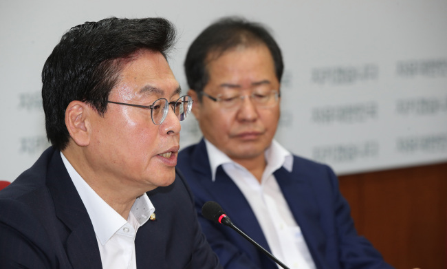 자유한국당 정우택 원내대표가 24일 서울 여의도 자유한국당 당사에서 열린 최고위원회의에서 발언하고 있다.[사진제공=연합뉴스]
자유한국당 정우택 원내대표가 24일 서울 여의도 자유한국당 당사에서 열린 최고위원회의에서 발언하고 있다.[사진제공=연합뉴스]