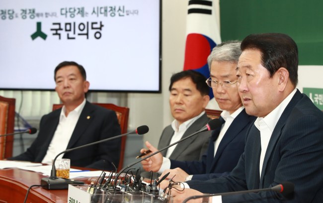 국민의당 박주선 비상대책위원장(오른쪽)이 24일 오전 국회 당대표실에서 열린 비상대책위원회의에 참석해 발언하고 있다.[사진제공=연합뉴스]