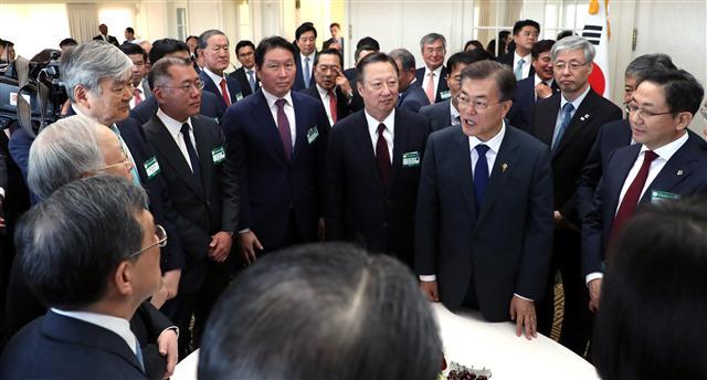 청와대는 문재인 대통령이 오는 27일과 28일 기업인들과의 대화 시간을 가진다고 밝혔다. 사진은 지난달 말 문 대통령이 미국 워싱턴을 방문했을 때 수행한 경제인들과 차담회를 하는 모습.  [연합뉴스 ]