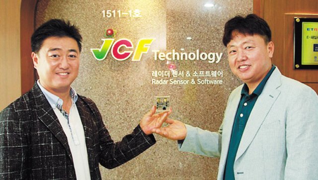 JCF테크놀로지 이의철 대표(오른쪽)와 이 회사 연구소장인 김진명 박사가 졸음운전을 방지하는 생체레이더 모듈에 대해 소개하고 있다.