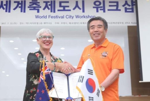 Boryeong Mayor Kim Dong-il (R) and Rotorua Mayor Steve Chadwick pose after signing a mud export contract in the South Korean city on July 22, 2017. (Photo courtesy of Boryeong) (Yonhap)