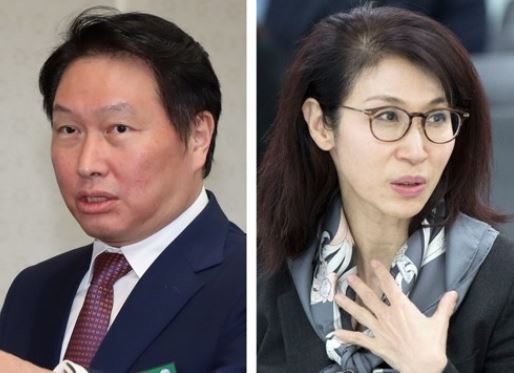 The undated file photo shows SK Group Chairman Chey Tae-won (L) and his wife Roh So-young (R), the director of Art Center Nabi. (Yonhap)