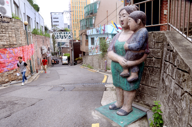 A sculpture stands at the entrance of 24th street in Pil-dong, Seoul. (Park Hyun-koo/The Korea Herald)