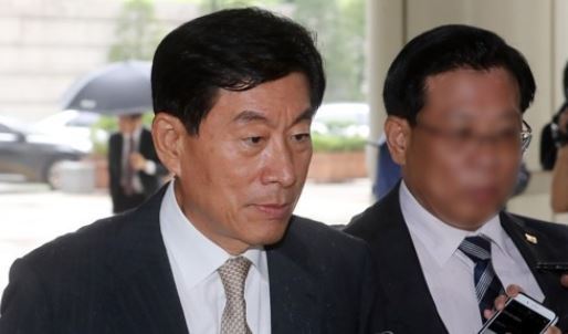 Former NIS chief Won Sei-hoon enters the courthouse for a retrial on his election-meddling scandal in Seoul on July 24, 2017. (Yonhap)