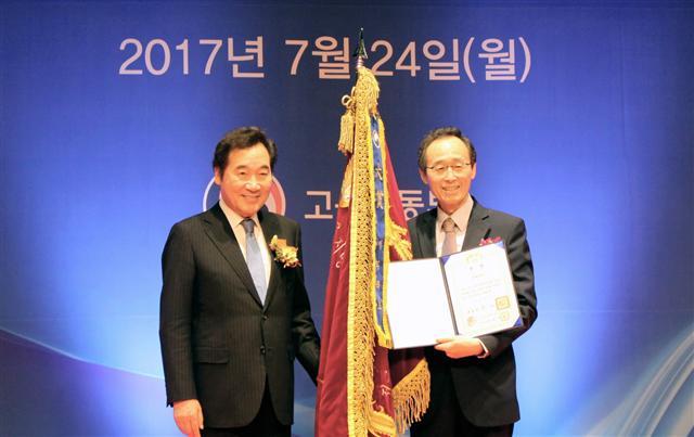 이낙연(왼쪽) 국무총리가 2017 전국지방자치단체 일자리 대상에서 종합대상을 받은 송하진 전북도지사와 포즈를 취하고 있다.  [사진제공=고용노동부]
