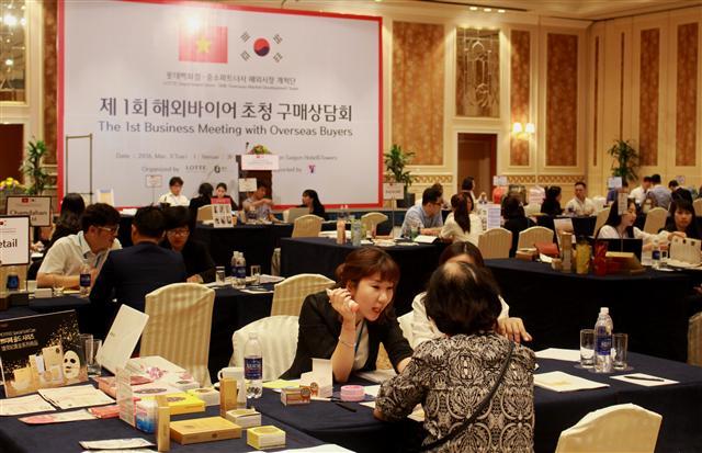 롯데백화점이 해외시장 진출을 모색하고 있는 중소 파트너사들을 위해 코트라와 함께  베트남 호치민에서 ‘제2회 해외 구매상담회’를 진행했다. 사진은 지난 2016년 해외 구매상담회 현장 모습.