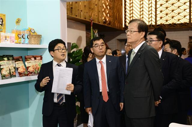 지난 24일 베트남 호치민 젬센터에서 김철하(사진 오른쪽) CJ제일제당 대표이사 부회장과 강신호(가운데) 식품사업부문장 부사장이 베트남 식품 통합생산기지 기공식 및 비전선포식을 마친 후 현지 직원들로부터 사업현황에 대한 설명을 듣고 있다.