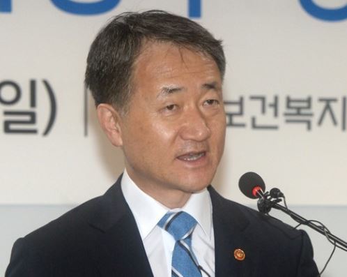 Health and Welfare Minister Park Neung-hoo speaks during his inauguration ceremony held at the government complex in Sejong, south of Seoul, on July 24, 2017. (Yonhap)