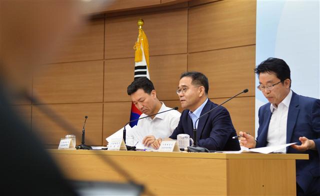 이찬우(사진 가운데) 기획재정부 차관보가 지난 21일 정부세종청사에서 ‘새 정부의 경제정책 방향’과 관련해 언론 브리핑을 하고 있다.  [사진제공=기획재정부]