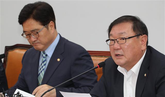 더불어민주당 김태년 정책위의장이 25일 오전 국회에서 열린 원내대책회의에서 “초우량 대기업이 법인세 적정수준에서 좀 더 부담하면 기업이 사회적 책임을 다하고 있다고 국민이 평가할 거고, 기업이 국민에 더 많은 사랑과 지지를 받는 토대 될 것이다”며 증세의 정당성을 주장하고 있다.  [연합뉴스]