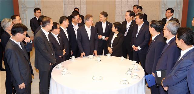 <YONHAP PHOTO-1723> 문 대통령, '새로운 국무위원들과 함께' (서울=연합뉴스) 배재만 기자 = 문재인 대통령이 25일 오전 청와대에서 열린 국무회의를 주재하기 앞서 국무위원들과 차담회를 열고 얘기를 나누고 있다. 2017.7.25 scoop@yna.co.kr/2017-07-25 10:17:03/ <저작권자 ⓒ 1980-2017 ㈜연합뉴스. 무단 전재 재배포 금지.>