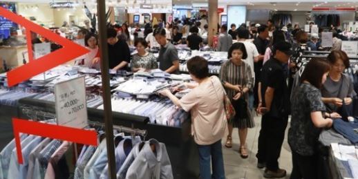 Shoppers are seen at Lotte Department Store in central Seoul on July 2, 2017, during the summer sale season. (Yonhap)