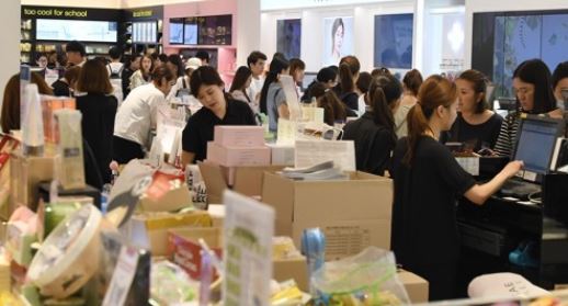 This photo, taken on June 20, 2017, shows a duty-free store in central Seoul crowded with tourists. (Yonhap)