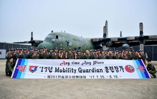 South Korean Air Force service members pose for a photo before heading to the US for the Air Mobility Command's Mobility Guardian exercise on July 25, 2017, in this photo provided by the Air Force. (Yonhap)