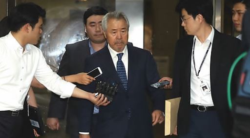 Chung Woo-hyun (C), former head of MP Group, is surrounded by reporters as he leaves the prosecutors' office in southern Seoul for a detention center following court approval for his arrest on July 6, 2017. (Yonhap)