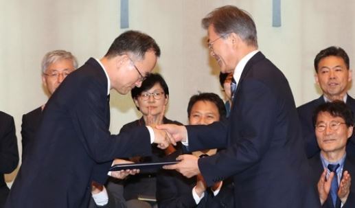 President Moon Jae-in (R) appoints new prosecutor-general Moon Moo-il in a ceremony held at the presidential office, Cheong Wa Dae, on July 25, 2017. (Yonhap)