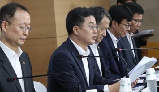 South Korea's Finance Minister Kim Dong-yeon (2nd L) speaks at a press conference on the Moon Jae-in government's economic policy plan in Seoul on July 25, 2017. (Yonhap)