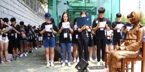 About 200 students hold a rally in Busan on July 24, 2017, to call for the nullification of a controversial comfort women deal with Japan. (Yonhap)