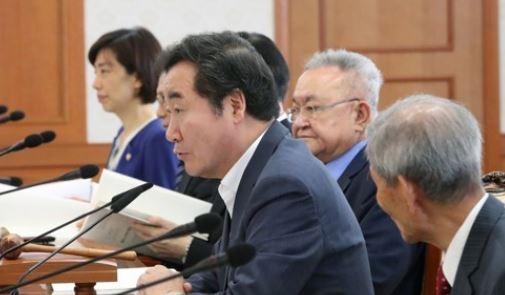Prime Minister Lee Nak-yon (2nd from R) speaks during a session of a government panel on the so-called Jeju April 3 incident at the central government complex in Seoul on July 25, 2017. (Yonhap)