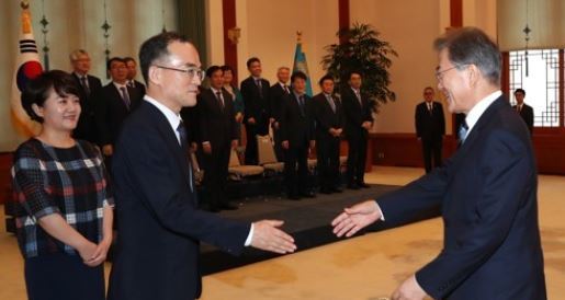 President Moon Jae-in (R) congratulates new prosecutor-general Moon Moo-il after giving him a letter of appointment at Cheong Wa Dae in Seoul on July 25, 2017. (Yonhap)