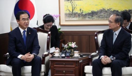This photo, taken on July 25, 2017, shows Unification Minister Cho Myoung-gyon (L) talking with Japan's top envoy to Seoul Yasumasa Nagamine at the government's complex building in Seoul. (Yonhap)