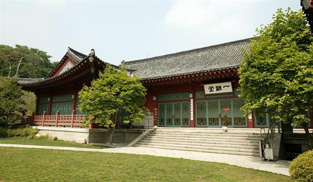 삼청각의 주 건물인 일화당.