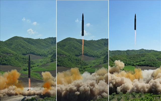 북한이 지난 4일 대륙간탄도미사일(ICBM)급 ‘화성-14형’ 시험발사에 이어 조만간 또 미사일을 발사할 가능성이 있다는 보도가 잇따라 나오고 있다. 25일(현지시간) AFP통신은 미국 국방부가 북한이 추가 미사일 시험발사를  준비하는 정황을 포착했다고 익명의 국방부 관료를 인용해 보도했다. 사진은 북한이 지난 4일 쏘아올린 대륙간탄도미사일(ICBM) 화성-14형 발사 시험 장면.  [연합뉴스]