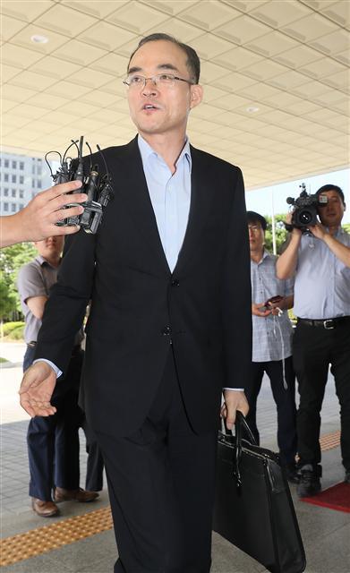 문무일 검찰총장이 26일 서울 서초구 대검찰청 청사로 출근해 차량에서 내리며 취재진들의 질문에 답하고 있다. 문 신임총장은 각종 사건 재조사와 검찰 인적청산이라는 과제를 안고 있다. 법무부는 이날 검찰인사위원회를 열어 검사장급 이상 고위간부의 승진 및 전보 인사에 관한 안건을 논의한다. [연합뉴스