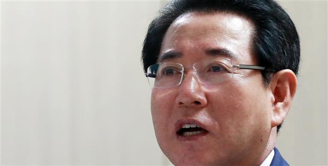 <YONHAP PHOTO-0909> 질문에 답하는 김영록 장관 (서울=연합뉴스) 한종찬 기자 = 김영록 농림축산식품부 장관이 18일 오전 서울 여의도 CCMM 빌딩에서 연합뉴스와 인터뷰를 하고 있다. 2017.7.20 saba@yna.co.kr/2017-07-20 07:00:03/ <저작권자 ⓒ 1980-2017 ㈜연합뉴스. 무단 전재 재배포 금지.>