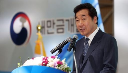 Prime Minister Lee Nak-yon speaks during a ground-breaking ceremony for a construction project to build a 26.7-kilometer road in Gunsan, 274 kilometers south of Seoul, on July 26, 2017. (Yonhap)
