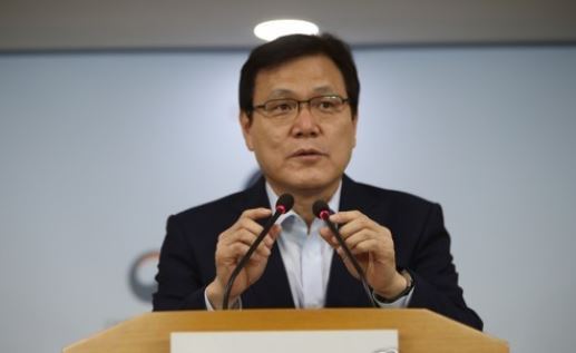 Financial Services Commission Chairman Choi Jong-ku speaks during a press conference on July 26, 2017. (Yonhap)