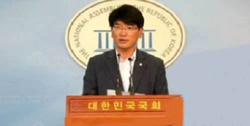 This photo, taken on July 3, 2017, shows Park Wan-joo, a spokesman of the ruling Democratic Party, speaking during a press conference at the National Assembly in Seoul. (Yonhap)