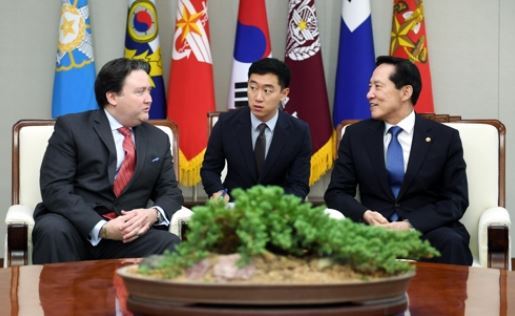 South Korean Defense Minister Song Young-moo (R) talks with Marc Knapper, the acting US ambassador to South Korea, at the minister's office in Seoul on July 26, 2017, in this photo provided by the ministry. (Yonhap)