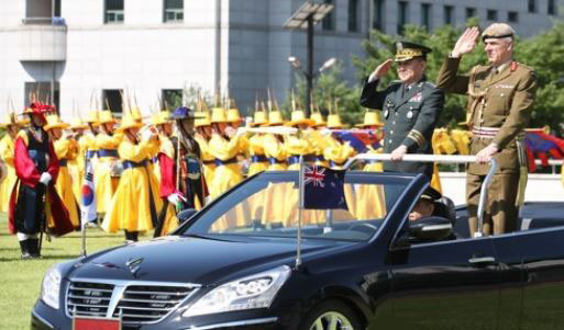 Gen. Lee Sun-jin (L), chairman of South Korea's Joint Chiefs of Staff, inspects his country's honor guard together with the New Zealand Defense Force chief Lt. Gen. Tim Keating, at the defense ministry compound in Seoul on July 26, 2017. (Yonhap)