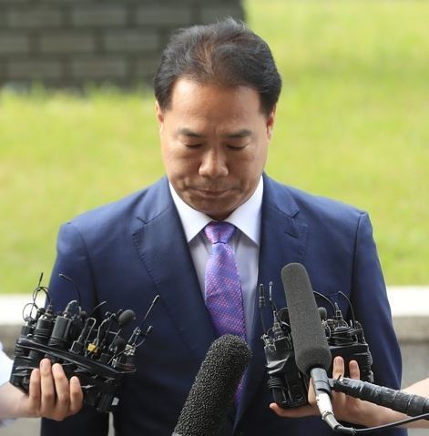 Rep. Lee Yong-joo of the People's Party ducks his head and apologizes over the party's false allegation about President Moon Jae-in's son, before he enters a prosecutors' office in southern Seoul to face questioning as a witness in the case on July 26, 2017. (Yonhap)
