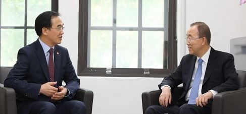 Unification Minister Cho Myoung-gyon pays a courtesy call on former United Nations Secretary-General Ban Ki-moon at Yonsei University in Seoul on July 26, 2017. (photo courtesy of the Ministry of Unification)