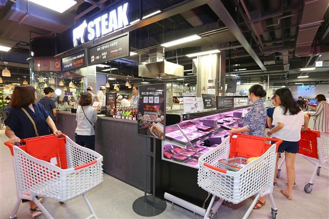 롯데마트 서초점 지하 2층의 ‘스테이크 스테이션(Steak station)’ 매장.