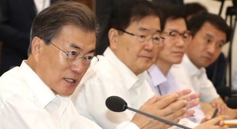 President Moon Jae-in (L) speaks in a weekly meeting with his top presidential secretaries held at the presidential office, Cheong Wa Dae, on July 27, 2017. (Yonhap)