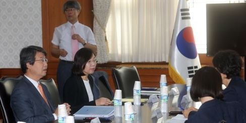 Members of the government panel tasked with overseeing public deliberations on the fate of two nuclear reactors prepare to hold a session at the central government complex in Seoul on July 27, 2017. (Yonhap)