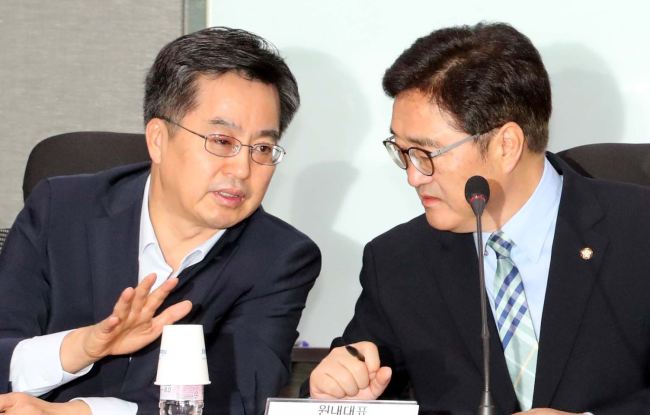 Finance Minister and Deputy Prime Minister for economic affairs Kim Dong-yeon (left) speaks Thursday with the ruling Democratic Party`s floor leader Rep. Woo Won-shik during a government-ruling party consultation on the nation`s tax reform plan. (Yonhap)