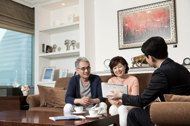 Customers receive consultation from a Samsung Securities’ official. (Samsung Securities)