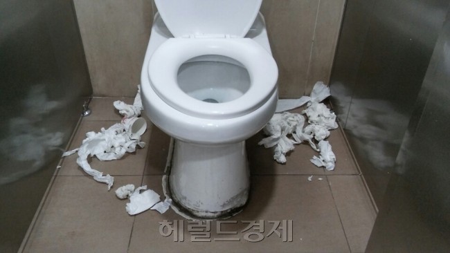 화장실 위생 환경을 개선하기 위해 휴지통을 없애고 있지만 정작 시민의식은 뒤쳐지고 있다는 지적이 나오고 있다. 지난 27일 지하철 화장실 내부 모습. [사진=이현정 기자/rene@heraldcorp.com]