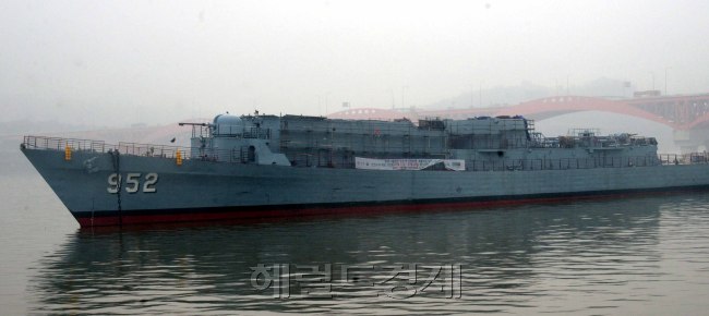 해군 퇴역함정 서울함(1900t급)이 28일 성산대교를 통과 정박했다. 서울함은 지난달 27일 경인아라뱃길 아라한강갑문을 통과하면서 서울함의 예인선이 준설 항로를 이탈하면서 서울함 모래 턱에 걸려 꼼짝 못하고 있었는데  25일 수위가 높아지는 대사리를 전후해 예인 작업을 재개 현장에 도착한것이다. <br />정희조 기자/checho@heraldcorp.com  170728
해군 퇴역함정 서울함(1900t급)이 28일 성산대교를 통과 정박했다. 서울함은 지난달 27일 경인아라뱃길 아라한강갑문을 통과하면서 서울함의 예인선이 준설 항로를 이탈하면서 서울함 모래 턱에 걸려 꼼짝 못하고 있었는데  25일 수위가 높아지는 대사리를 전후해 예인 작업을 재개 현장에 도착한것이다.
정희조 기자/checho@heraldcorp.com  170728