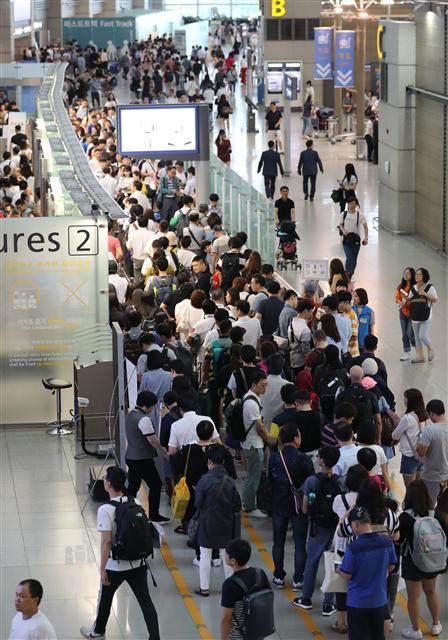 <YONHAP PHOTO-2624> 휴가철 붐비는 인천공항 (영종도=연합뉴스) 하사헌 기자 = 휴가철 해외여행객들이 28일 오전 인천공항 출국장 출국게이트앞에 길게 줄서고 있다. 인천공항공사는 하계성수기 인천공항 이용 여객이 약 684만 명, 하루평균 여객은 18만 4천여명으로 역대 동·하계·명절 성수기 중 최대 수준에 달할 것으로 전망했다. 2017.7.28 toadboy@yna.co.kr/2017-07-28 09:38:39/ <저작권자 ⓒ 1980-2017 ㈜연합뉴스. 무단 전재 재배포 금지.>