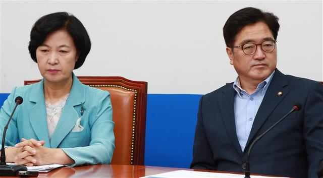 더불어민주당 추미애 대표(왼쪽)와 우원식 원내대표가 28일 오전 국회 당대표실에서 열린 최고위원회의에서 생각에 잠겨 있다.  [연합뉴스]