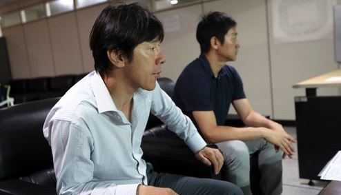 In this file photo taken on July 12, 2017, South Korea's national football team head coach Shin Tae-yong (L) watches the K League Classic match between FC Seoul and the Pohang Steelers with assistant coach Kim Nam-il at Seoul World Cup Stadium in Seoul. (Yonhap)